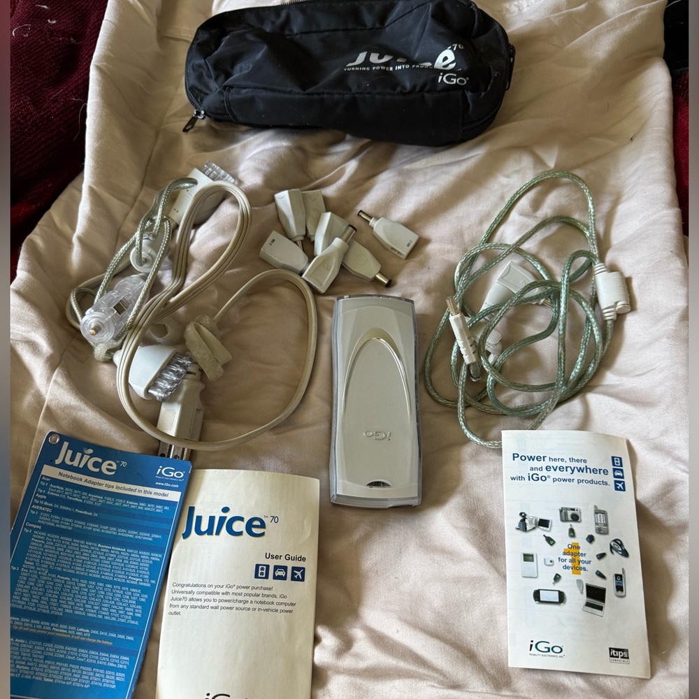 NWOT IGo Juice Universal Power Adapter Kit - White
